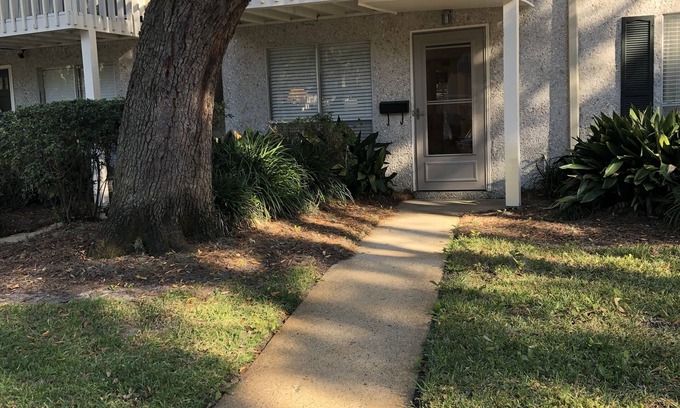 Demere Park Condominio | This condo is a stroll to the pier and 10 restaurants and 1.2 miles to beach!