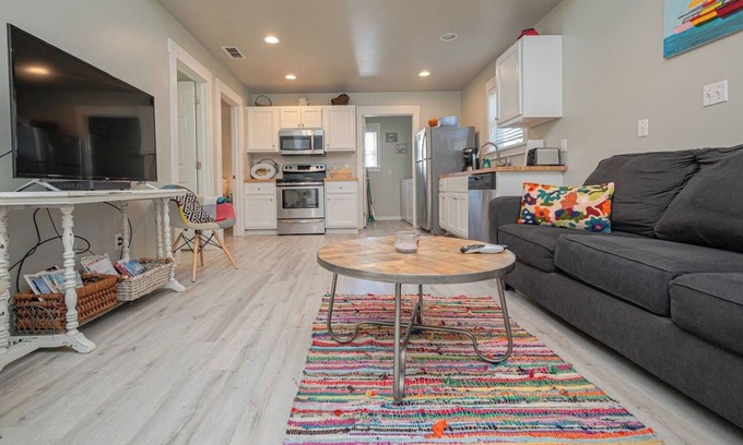 Rockport Cabaña | This cottage is a 2 bedroom(s), 2 bathrooms, located in Rockport, TX.