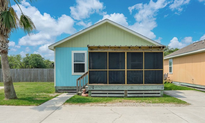 Rockport Cabaña | This cottage is a 2 bedroom(s), 2 bathrooms, located in Rockport, TX.
