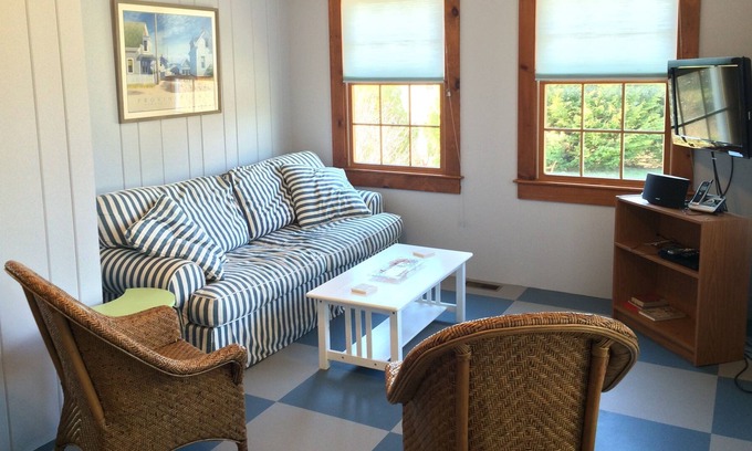 East Orleans Cabaña | ¡Esta acogedora casa de campo en el este de Orleans ofrece un lugar tranquilo para unas vacaciones relajantes!