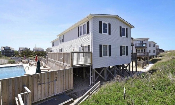 Nags Head Casa | This cozy townhome has everything you need for an enjoyable and relaxing Outer Banks vacation.