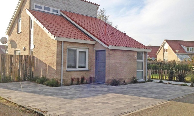Breskens Casa | This detached house type Schelde de luxe on holiday park Scheldeveste is a detached, fully renovated and comfortably furnished bungalow for 6 persons with about 112m2 living space close to the beach in the vacation park Scheldeveste in Breskens.