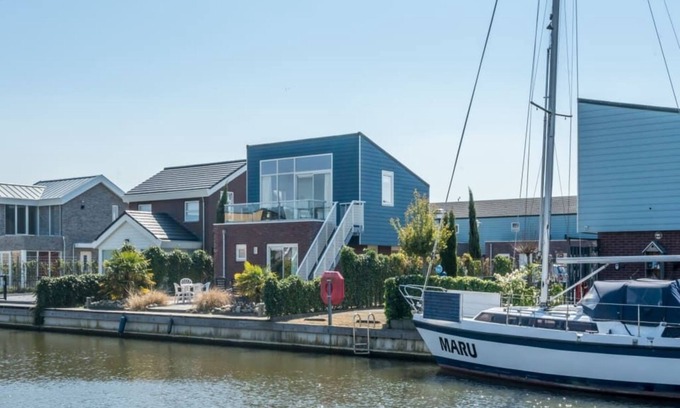 Oude-Tonge Casa | Esta casa aislada de la isla tiene la sala de estar en el primer piso con amplia terraza y sta