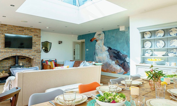 Amlwch Cabaña | This family home is situated in the gorgeous village of Bull Bay on Anglesey.