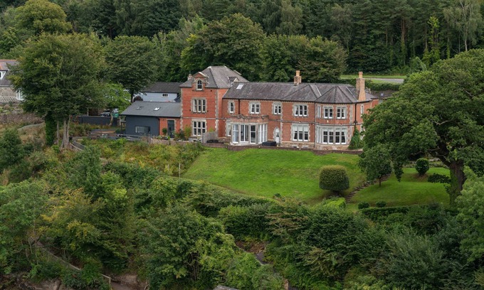 Bangor Casa | This historic Manor House has been transformed into a superb holiday residence