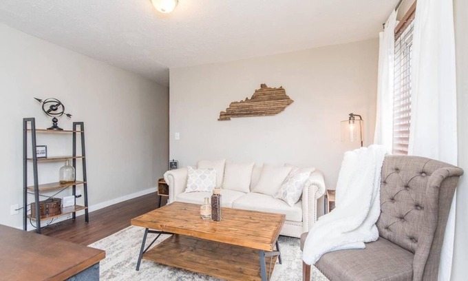 Frankfort Casa | This house is a 2 bedroom(s), 1 bathrooms, located in Frankfort, KY.