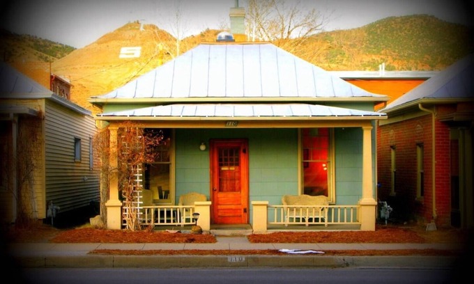 Salida Casa | This house is a 2 bedroom(s), 1 bathrooms, located in Salida, CO.