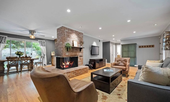 San Rafael Casa | This house is a 3 bedroom(s), 2 bathrooms, located in San Rafael, CA.