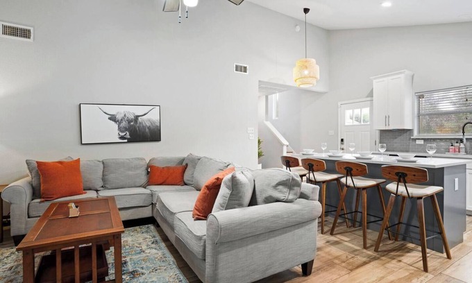 Chestnut Casa | This house is a 3 bedroom(s), 2 bathrooms, located in Austin, TX.