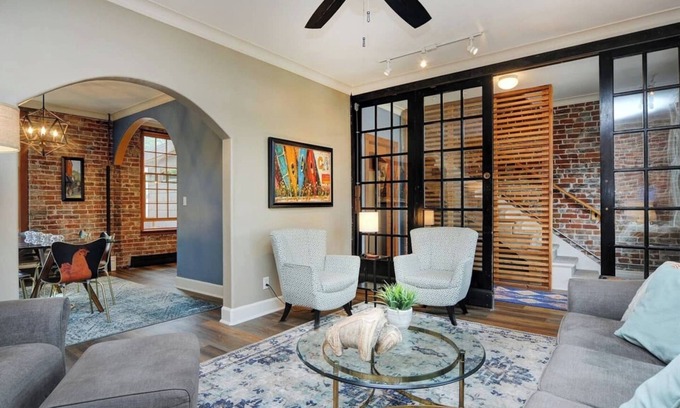 Salida Casa | Elegante centro de Salida Home; Encanto histórico, ladrillo a la vista, a 2 cuadras del río
