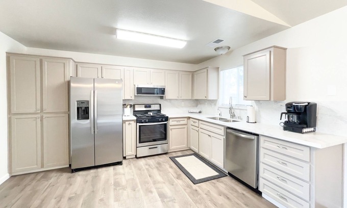 Tulare Casa | This house is a 3 bedroom(s), 2 bathrooms, located in Tulare, CA.