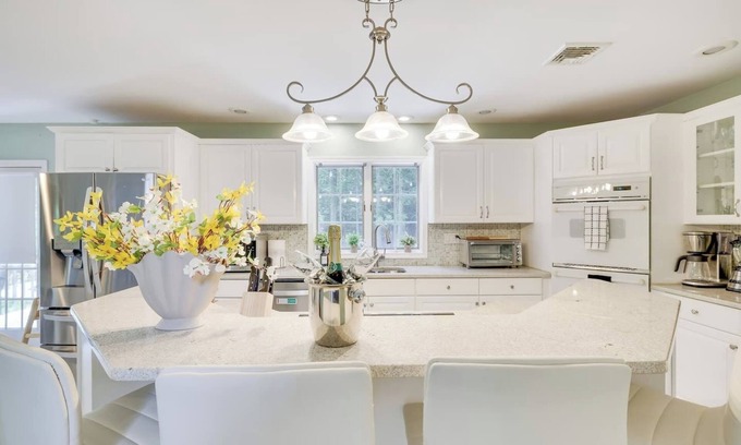 Stroudsburg Casa | This house is a 4 bedroom(s), 3 bathrooms, located in Stroudsburg, PA.