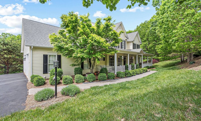 Blacksburg Casa | This house is a 4 bedroom(s), 4.5 bathrooms, located in Blacksburg, VA.