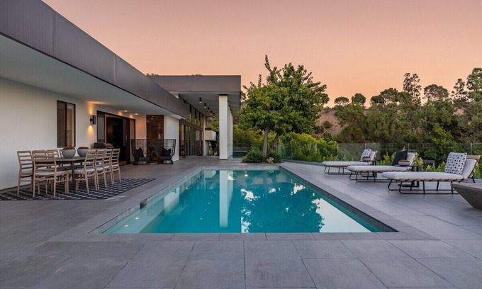 Trousdale Estates Casa | This house is a 4 bedroom(s), 4.5 bathrooms, located in Beverly Hills, CA.