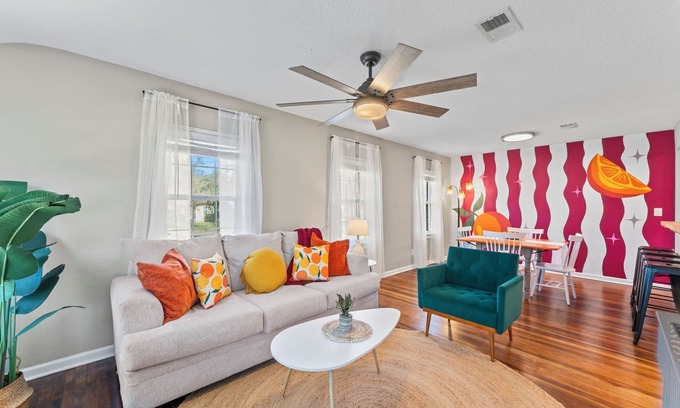 Lakeshore South Casa | This house is a 4 bedroom(s), 2 bathrooms, located in Jacksonville, FL.