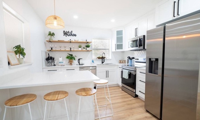 Meadowlawn Casa | This house is a 4 bedroom(s), 2 bathrooms, located in St. Petersburg, FL.