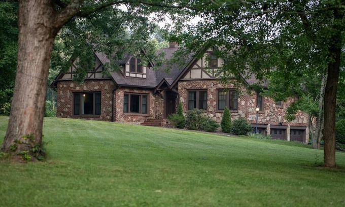 Candler Casa | This house is a 5 bedroom(s), 2.5 bathrooms, located in Candler, NC.