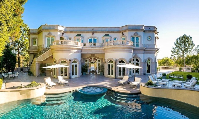 Beverly Hills Casa | This house is a 8 bedroom(s), 9 bathrooms, located in Beverly Hills, CA.