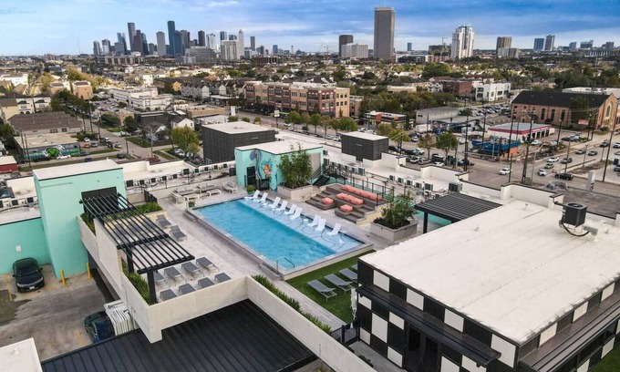 Washington Ave./ Memorial Park Apartamento | This inviting living space is the perfect spot to relax and unwind