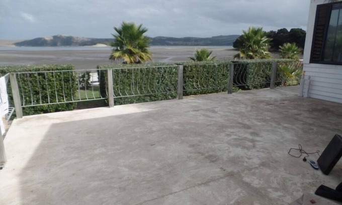 Opononi Casa | ¡Este es el kiwi prístino bach por el agua!