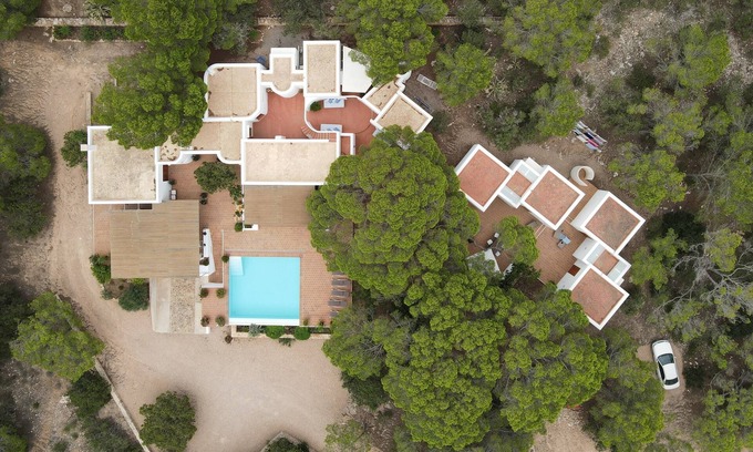 Formentera Chalet De Esquí | Villa con piscina desbordante privada, ideal para familias.