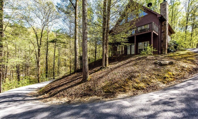 Townsend Cabina | This lovely home is a great place for a family gathering . Secluded with nature