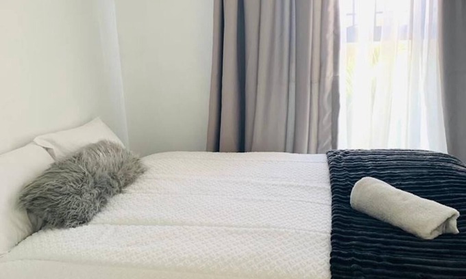 Bloubergstrand Apartamento | This lovely self contained 3 bedroom apartment is 5 minutes from the beach!