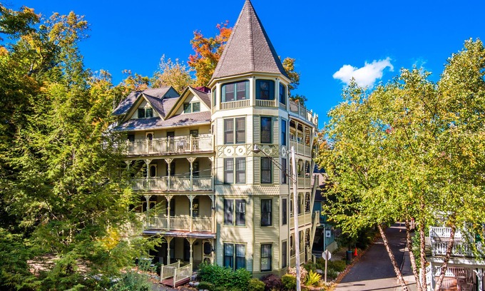 Chautauqua Condominio | This luxurious and enchanting Penthouse Suite in the historic 1887 Aldine House in Chautauqua Institution