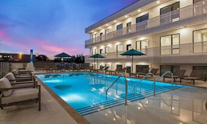 Edgehill Condominio | This modern 1-bedroom, 1-bath condo is located in the heart of Downtown, just 1.2 miles from Broadway’s live music, incredible dining, and local attractions. Perfect for couples, solo travelers, or business guests.