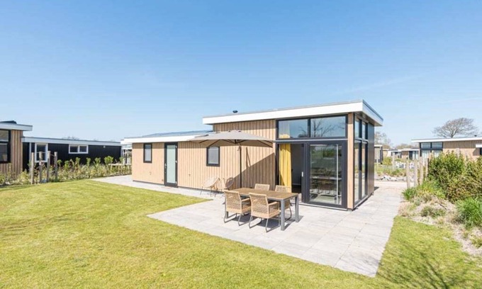 Burgh-Haamstede Casa | This modern 4-person chalet is located on a spacious plot on the edge of the park. Through the slidi