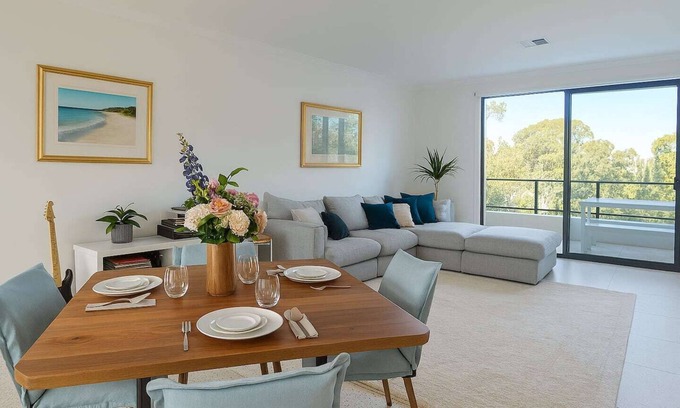 Glendalough Casa | This modern and well-appointed home offers a comfortable stay in a quiet residential pocket, perfectly located just minutes from the city and Perth’s stunning beaches.