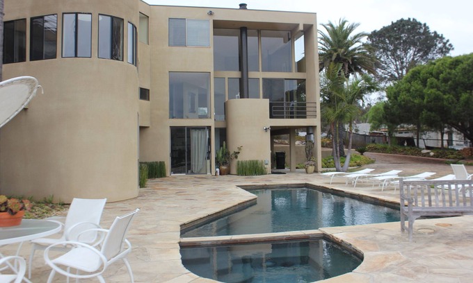 Carmel Valley Casa | Esta casa moderna es un paseo en bicicleta de la playa en una calle privada.