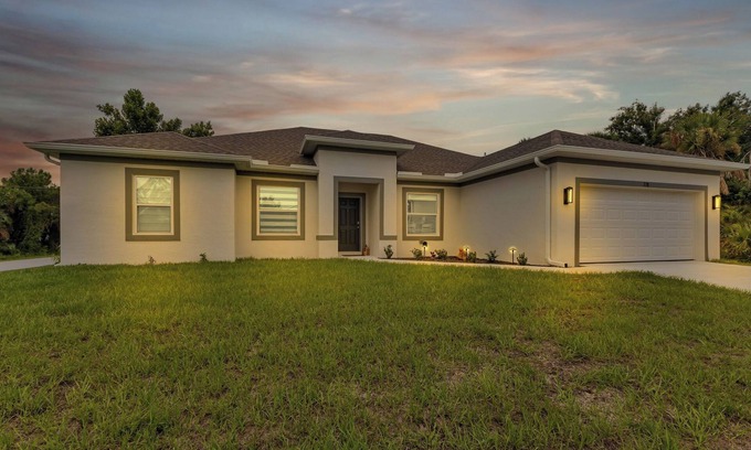 Port Charlotte Casa | This modern spacious and well decorated 5 beds house is an ideal place to relax!