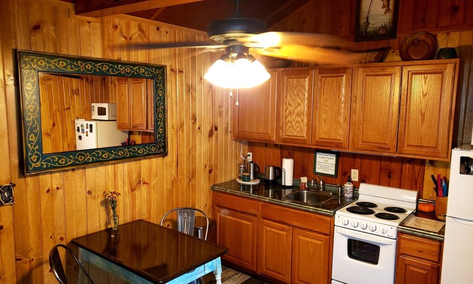 Cascade-Chipita Park Cabina | This mountain cabin is perfect for a couple or single person get away.