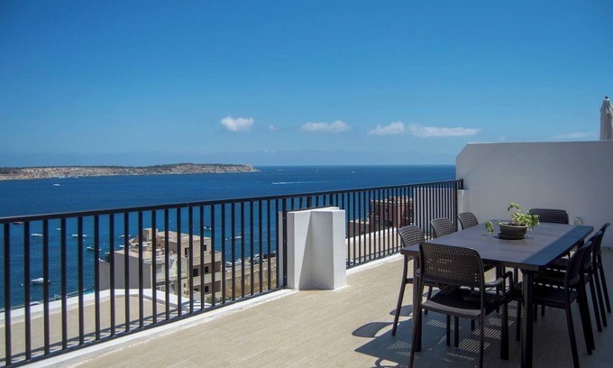 Għadira Apartamento | This penthouse is located in the lovely touristic beach village of Mellieha, only a few minutes walk away from Malta's longest sandy beach. It is walking distance from many restaurants and other amenities you may need.