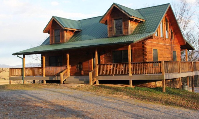 Luray Cabina | Esta propiedad está ubicada en una granja de 65 acres en el río Shenandoah.