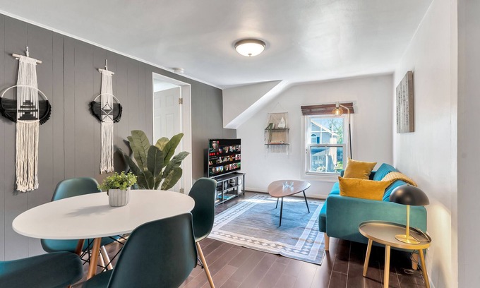 Berkley Apartamento | This property offers a colorful and funky modern vibe with updated furniture and decorations
