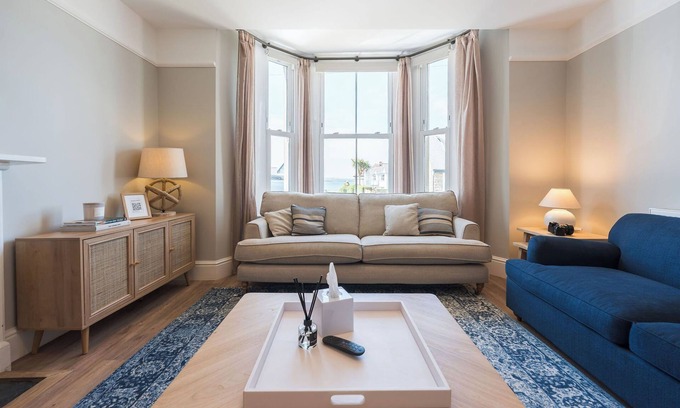 Rhosneigr Apartamento | This recently renovated coastal hideaway combines contemporary comfort with beach-chic style
