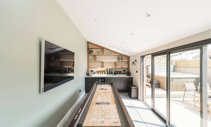 Rhosneigr Casa | This recently renovated coastal oasis combines contemporary comfort with beach-chic style