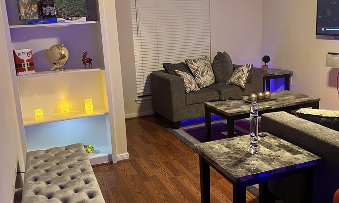 Houston Apartamento | This spacious and cozy LED themed 2 bedroom 2 bathroom is awesome. Pool, Gym etc