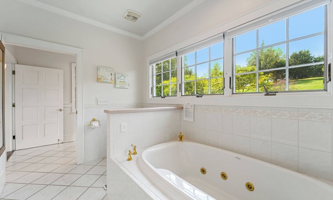 Lexington Cama Y Desayuno | This spacious cottage is located in a private building with its own entrance a few steps from the Main Inn. Features include a private balcony, bedroom with a king-size bed, gas fireplaces, private bathroom with double whirlpool tub and separate show