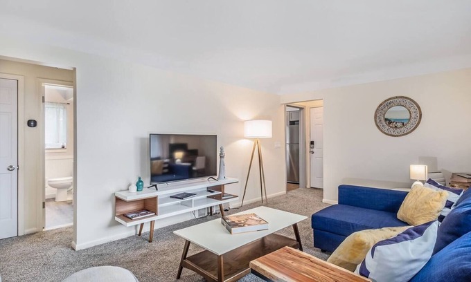 Jefferson Chalmers Apartamento | This spacious upper level apartment has been fully updated for your comfort and enjoyment
