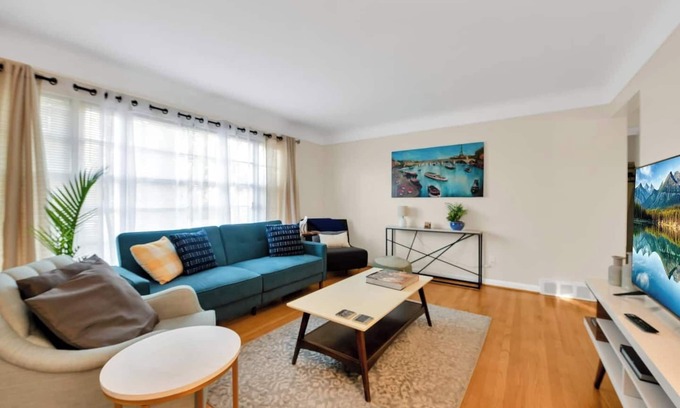 Grosse Pointe Apartamento | This stunning main level apartment recently fully updated for your comfort and enjoyment