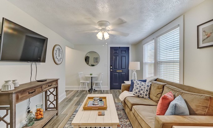 Lakeshore South Casa | This townhouse is a 1 bedroom(s), 1 bathrooms, located in Jacksonville, FL.
