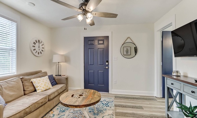 Lakeshore South Casa | This townhouse is a 1 bedroom(s), 1 bathrooms, located in Jacksonville, FL.