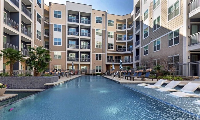 Addison Apartamento | This unigue place has style and access like non other.