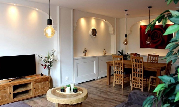 Alkmaar Apartamento | This very spacious appartement, located in a residental area of Alkmaar offers you holdiday feeling inside of the appartement as well as outide, near the river and it´s alternative boot bars.