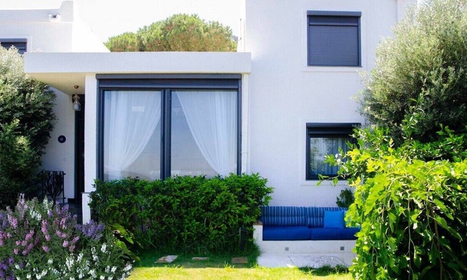 Dagbelen Villa | Cheerful Waterfront 4BD Villa Beach Front #203