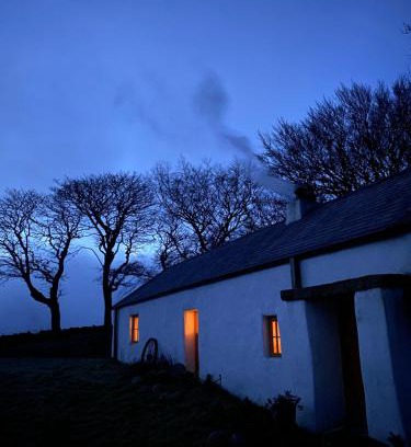 Newry Casa | Thistle Thatch Cottage and Hot Tub - Mourne Mountains