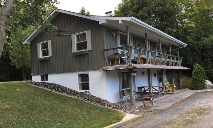Thornbury Casa | Thornbury 3 Bdrm home, 2 garages Short/Long Term
